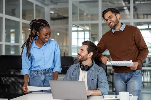 Dos personas trabajando juntas frente a la computadora