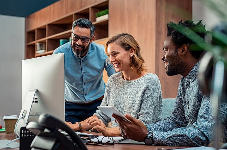 Equipo de varias personas colaborando en el trabajo